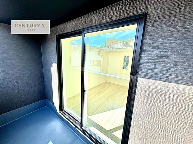 ルーフバルコニー！屋根が付いているので、急に雨が降っても濡れにくく安心！強い日差しもカットしてくれるので、お天気の良い日は、お外へ出て深呼吸するのもよさそうです！