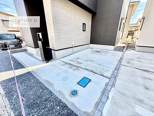 駐車スペース付きなのでマイカーをお持ちの方も安心ですね！ぜひ現地にてお確かめくださいませ！