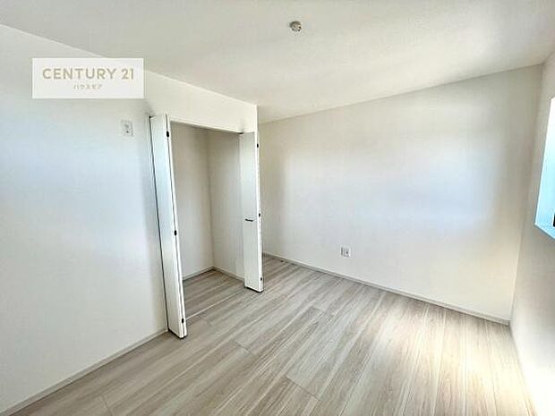 掃き出し窓がないお部屋は、お子様のお部屋としても安心です！収納スペースも充実しているので散らかったお部屋をサッと片付けられます！