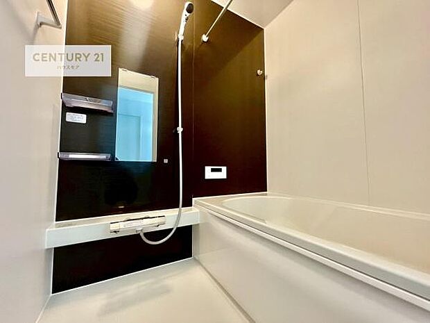 落ち着きある大人の雰囲気のバスルームは、味が出ていてバスタイムが充実！お仕事頑張っているご褒美にお好みの匂いの入浴剤を入れて、楽しんでみてはいかがでしょうか？