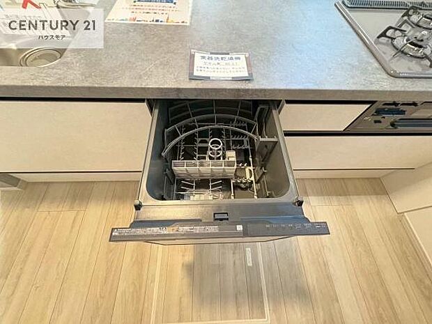 食洗機付き！忙しい時や冬場は手荒れ防止として大活躍します！ビルトイン仕様なので、場所も取らず調理スペースも広く使えて手際よく作業が出来ます！