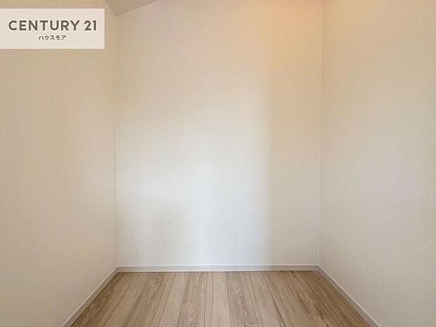 ウォークインクローゼット付きです。たくさんのお洋服などを収納しておけそうですね！他にも扇風機や加湿器など季節物の大きな家電も収納できます。