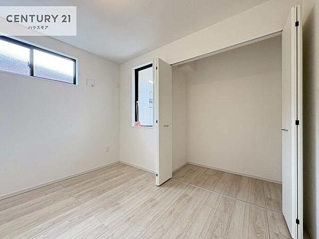 洋室は子供部屋や寝室、色々と用途多彩に利用できますね。収納力もたっぷりなので、広々気持ちよく過ごすことができます。