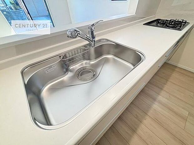 ワイドなシンクですね！水が跳ねにくく洗物がしやすい家事が楽々仕様のシステムキッチンです！デザイン性と機能性を兼ねたキッチンで清潔感がありますね！（同仕様）