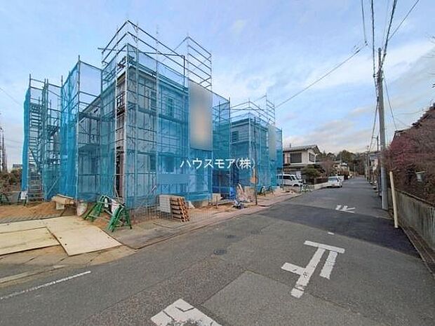 前面道路は5.9ｍ×11.9ｍ！陽当り良好な立地です。車庫入れが苦手な方も安心ですね。