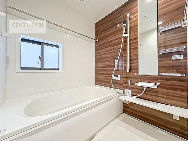 1日の疲れをしっかりと癒してくれる浴室です。おうちの素敵なリラクゼーション場所ですね。（同仕様）