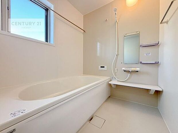 広々バスで一日の疲れをリフレッシュ。足が伸ばせるので、浴槽にもゆったりと浸かれますね！毎日のバスタイムが楽しみになります。（同仕様）