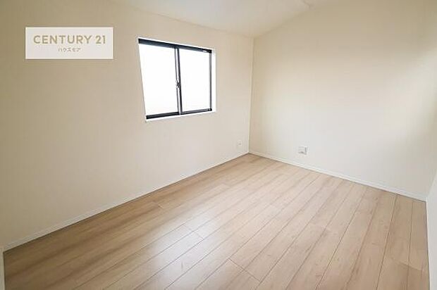 明るく風通しの良い居室です。「シンプル」にデザインされた室内。自由度が高いので家具やレイアウトでお好みの空間を創り上げられます。是非一度、現地にてご確認ください。（同仕様）