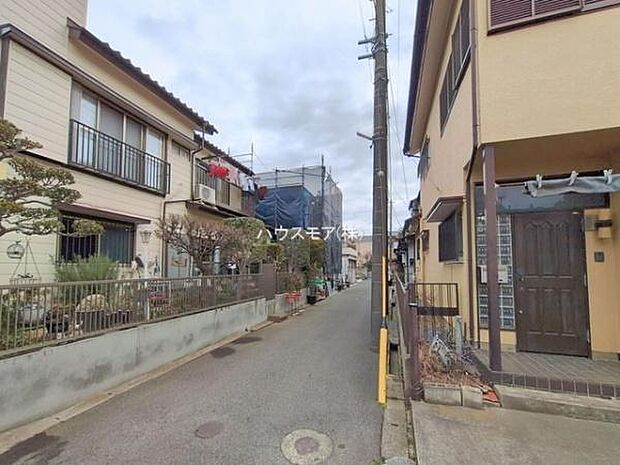 前面道路は4ｍ×4ｍ！陽当り良好な立地です。車庫入れが苦手な方も安心ですね。