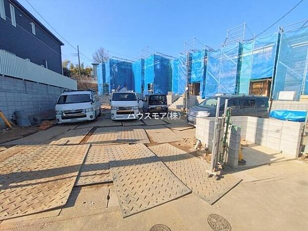 駐車スペースは2台分あります！セカンドカーはもちろん、バイクや自転車なども置き場所に困りません。