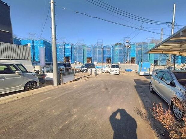 前面道路6ｍ！陽当り良好な立地です。車庫入れが苦手な方も安心ですね。