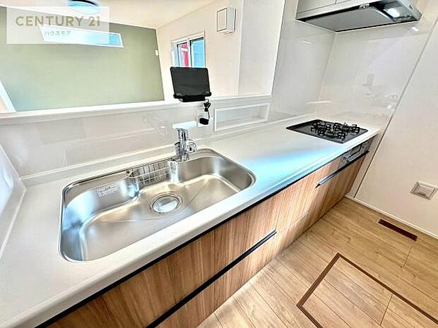 【現地販売会開催中】大人気の対面式システムキッチンを採用しています！ご家族のコミュニケーションが自然と増える設計です。お子様にも目が届くので嬉しいですね。広々使えて快適に作業が進みます。