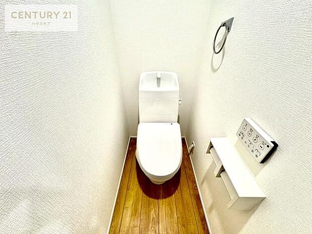【現地販売会開催中】1・2階にトイレがございます！朝の忙しい時間帯も待たずにすみそうですね。白を基調とした清潔感のあるトイレでお手入れがしやすいです！