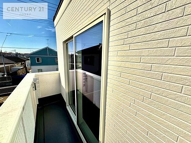 【現地販売会開催中】陽当たり良好なバルコニーです！晴れた日には青い空を見渡せる開放的な時間を楽しめます。