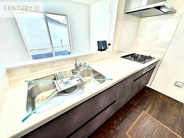 【現地販売会開催中】大人気の対面式システムキッチンを採用しています！ご家族のコミュニケーションが自然と増える設計です。お子様にも目が届くので嬉しいですね。広々使えて快適に作業が進みます。