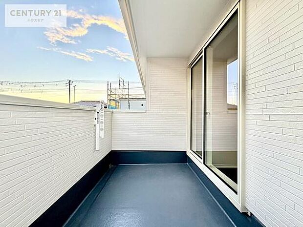 【現地販売会開催中】広々としたバルコニーはお洗濯ものを干すだけではなく椅子を置いて読書をしたりほっと一息つく場所にもなります！