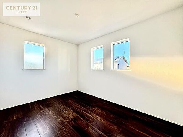 【現地販売会開催中】2面採光を確保した明るい室内は、風通しも良く、明るく大変居心地の良い空間となっております。リラックスして過ごせる心地の良いお部屋です！朝の目覚めがスッキリしますね！