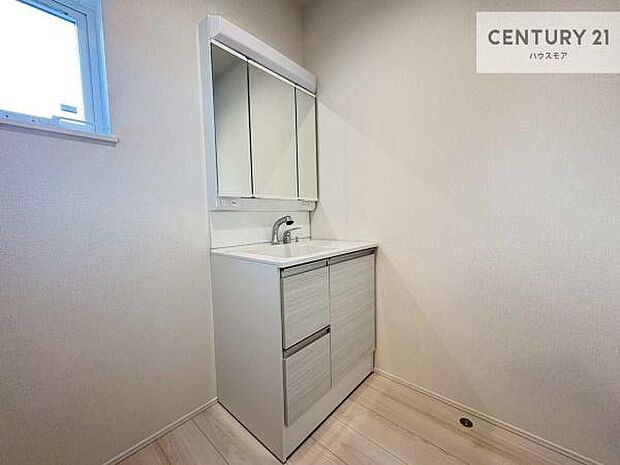 小窓付きの明るい洗面室です！湿気もすぐに入れ替えができて清潔に保つことができます！自然光が差し込むのでお化粧の仕上がりも良くなりますね！