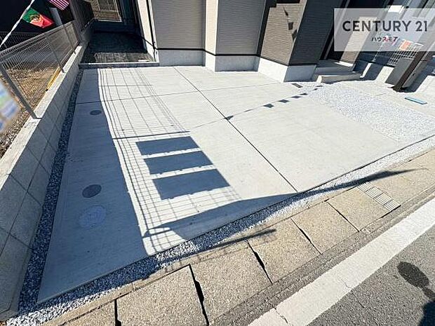 駐車スペースは2台分あります！セカンドカーはもちろん、バイクや自転車なども置き場所に困りません。