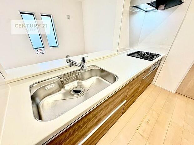 大人気の対面式システムキッチンを採用しています！ご家族のコミュニケーションが自然と増える設計です。お子様にも目が届くので嬉しいですね。広々使えて快適に作業が進みます。