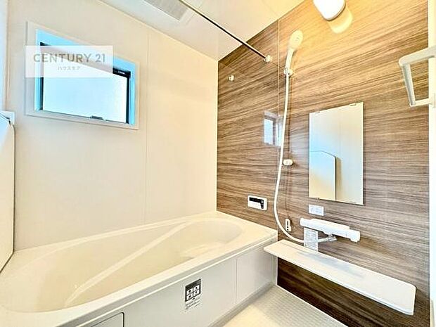 落ち着きある大人の雰囲気のバスルームは、味が出ていてバスタイムが充実！お仕事頑張っているご褒美にお好みの匂いの入浴剤を入れて、楽しんでみてはいかがでしょうか？