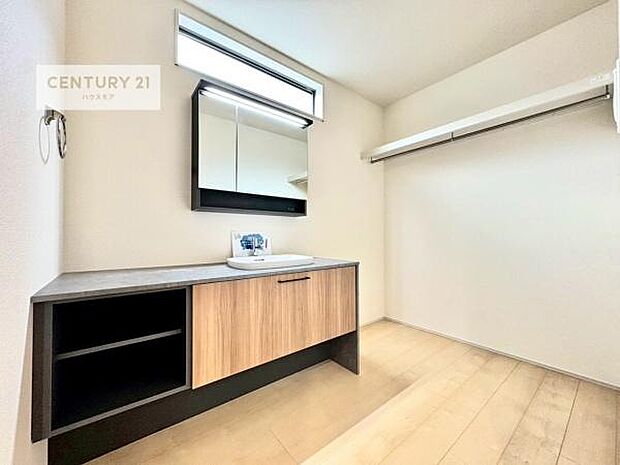 小窓のついた洗面所は、光と風が入りやすく、いつでも快適にお使いいただけます。三面鏡で使い勝手が良く、鏡裏収納も備えておりますので、日用品やスキンケア用品もすっきり整理できます。