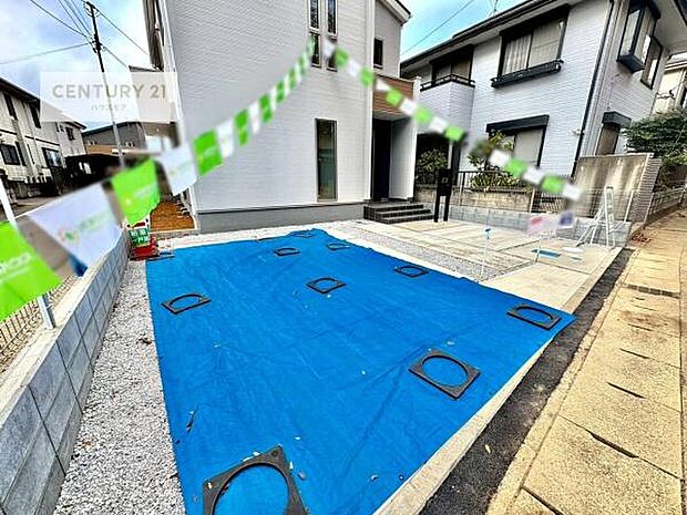 駐車スペースは2台分あります！セカンドカーはもちろん、バイクや自転車なども置き場所に困りません。