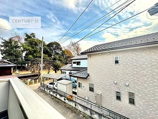 落ち着きある住宅街です！周囲には高い建物がなく、空が広く開放感があり、陽当たりを大きく遮られることもありません！気持ちの良い風が通り抜ける街並みです！