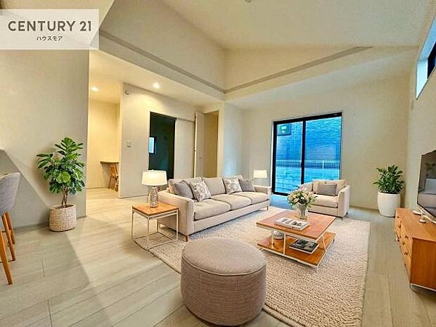 家具はCGパースです。心地良いリビングは家族が自然と集まります。家族団欒の時間が増えそうです。ご家族と、より一層充実した時間を過ごせそうですね。明るく開放的な空間です。