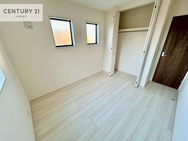 掃き出し窓がないお部屋は、お子様のお部屋としても安心です！収納スペースも充実しているので散らかったお部屋をサッと片付けられます！