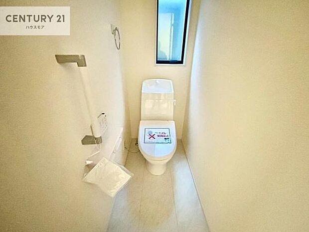 清潔感のある色味のお手洗いです！さわやかでスッキリする空間です！白を基調としているので、お手入れがしやすいトイレです！