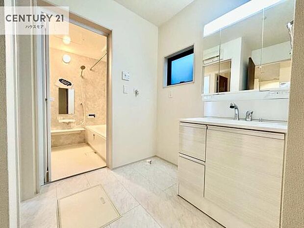 三面鏡仕様の洗面所は、身だしなみがしやすい造り！裏は収納になっています。ドライヤーやお化粧道具を片付けられるので洗面台周りをスッキリと見せることが出来ます！