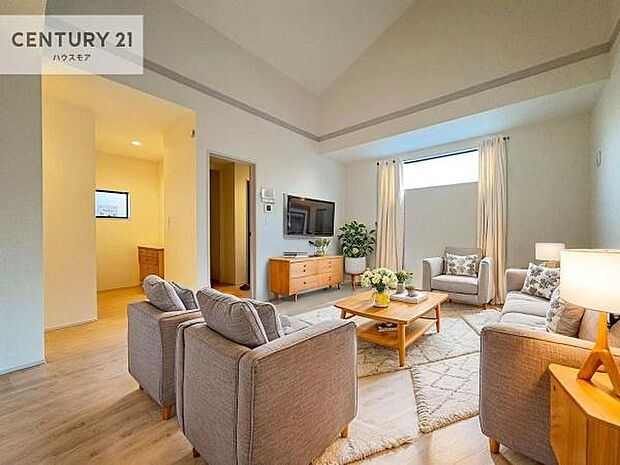 家具はCGパースです。優しい陽だまりがリビングを包んでくれて居心地の良い空間を演出してくれます！くつろぎの時間を過ごせます！