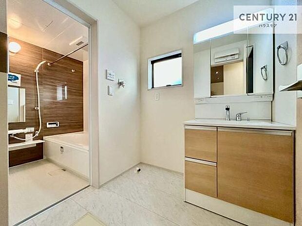 小窓付きの明るい洗面室です！湿気もすぐに入れ替えができて清潔に保つことができます！自然光が差し込むのでお化粧の仕上がりも良くなりますね！