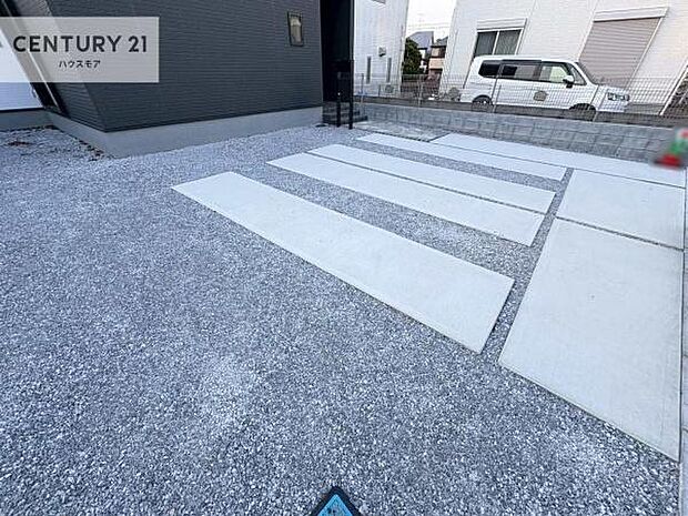 駐車スペースは2台分あります！セカンドカーはもちろん、バイクや自転車なども置き場所に困りません。