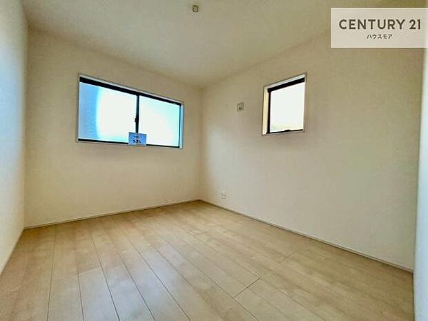 2面採光を確保した明るい室内は、風通しも良く、明るく大変居心地の良い空間となっております。リラックスして過ごせる心地の良いお部屋です！朝の目覚めがスッキリしますね！