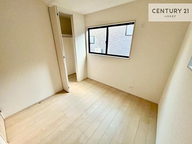 洋室は子供部屋や寝室、色々と用途多彩に利用できますね。収納力もたっぷりなので、広々気持ちよく過ごすことができます。