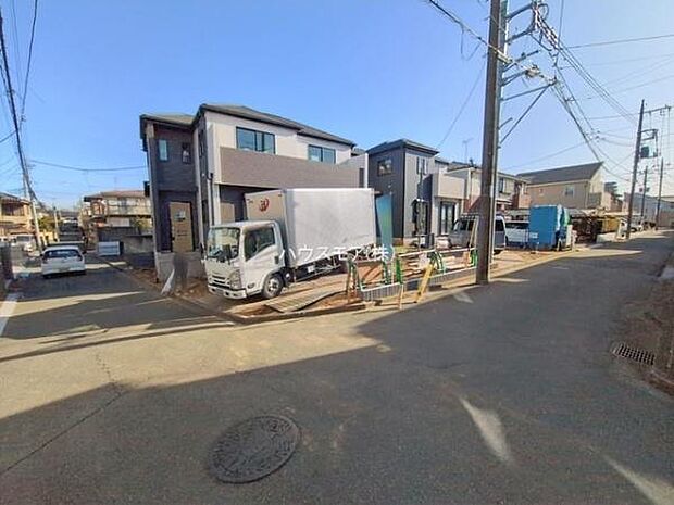 前面道路は4ｍ×4ｍ！陽当り良好な立地です。車庫入れが苦手な方も安心ですね。