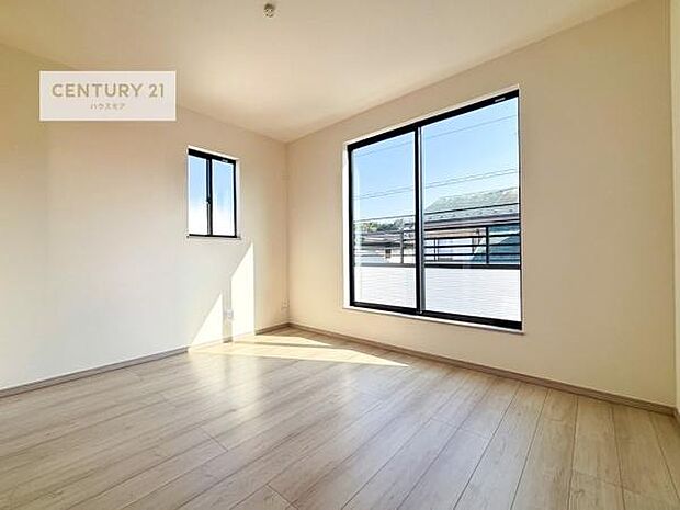 バルコニーに面している洋室です。明るく温もりがあり、換気もしっかりできます！朝起きて、外に出て背伸びをしつつ深呼吸をし良い朝を迎え入れることが出来そうですね！（同仕様）