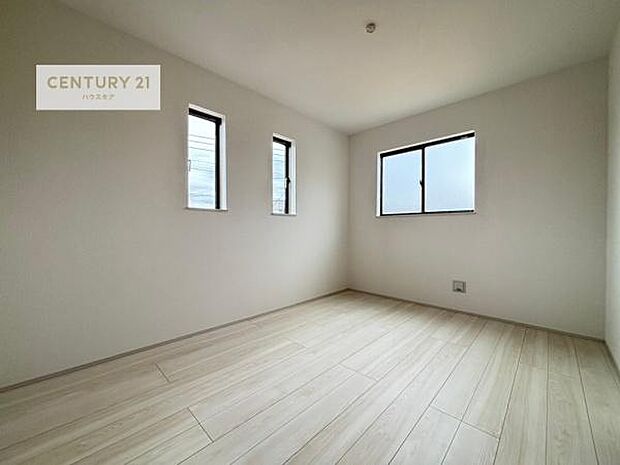 明るく風通しの良い居室です。「シンプル」にデザインされた室内。自由度が高いので家具やレイアウトでお好みの空間を創り上げられます。是非一度、現地にてご確認ください。（同仕様）