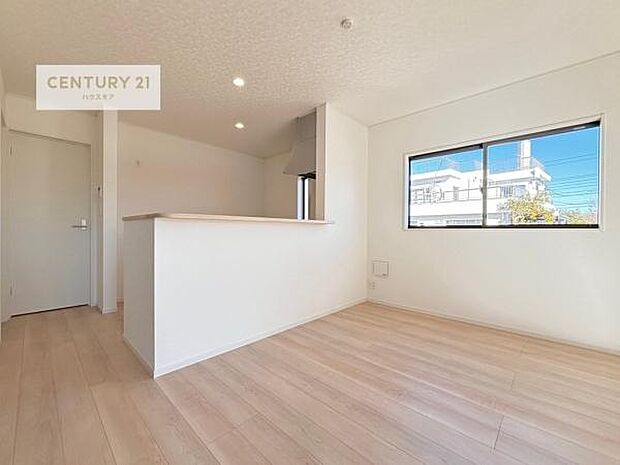 リビング全体が見渡せる対面キッチンなので、お子様の様子を見守りながら作業ができる子育てがしやすい安心な間取です！（同仕様）