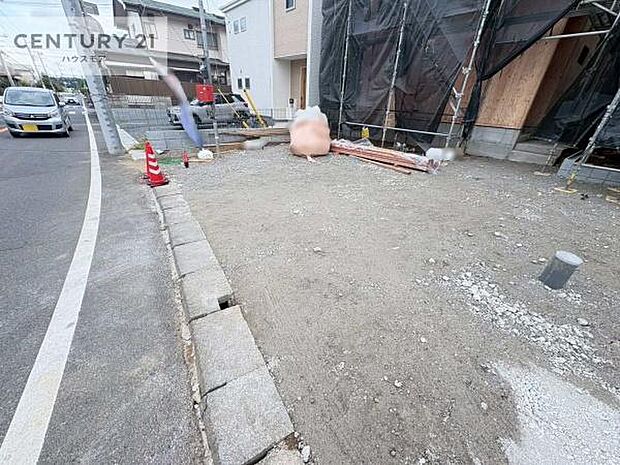 駐車スペースは2台分あります！セカンドカーはもちろん、バイクや自転車なども置き場所に困りません。