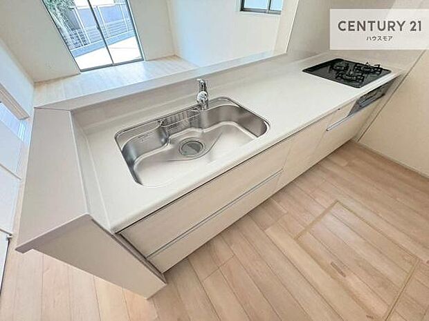 大人気の対面式システムキッチンを採用しています！ご家族のコミュニケーションが自然と増える設計です。お子様にも目が届くので嬉しいですね！広々使えて快適に作業が進みます。