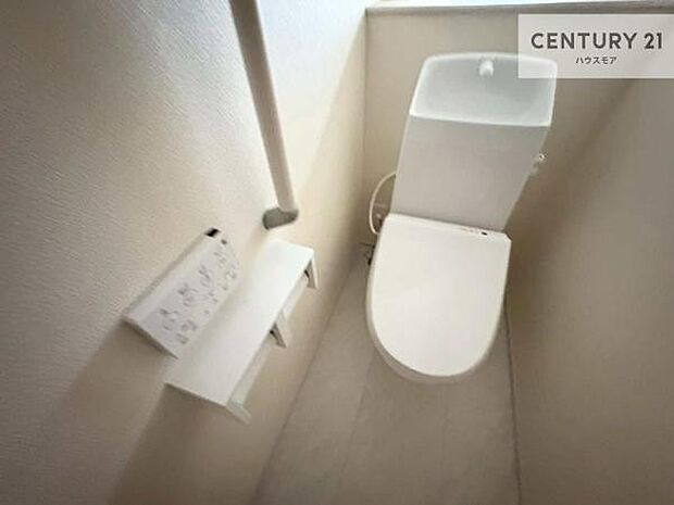 1・2階にトイレがございます！朝の忙しい時間帯も待たずにすみそうですね。白を基調とした清潔感のあるトイレでお手入れがしやすいです！