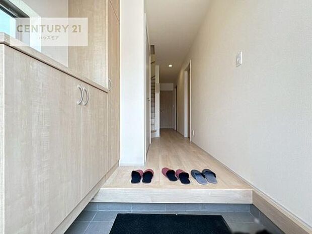 疲れて帰ってきても、ただいま！を言いたくなる、優しく迎え入れてくれる空間になっています。明るく温もり溢れる玄関です！