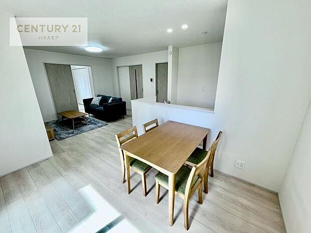 広々ダイニングスペース！ゆったりお食事。笑い声響く楽しい時間が過ごせます。日々の疲れも癒されます！配膳や後片付けも便利です！