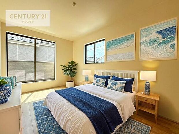 家具はCGパースです。バルコニーに面している洋室です。明るく温もりがあり、換気もしっかりできます！朝起きて、外に出て背伸びをしつつ深呼吸をし良い朝を迎え入れることが出来そうですね！