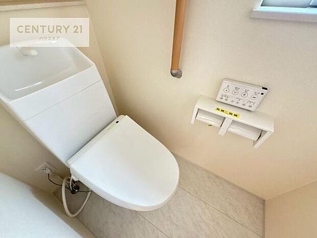 1・2階にトイレがございます！朝の忙しい時間帯も待たずにすみそうですね。白を基調とした清潔感のあるトイレでお手入れがしやすいです！