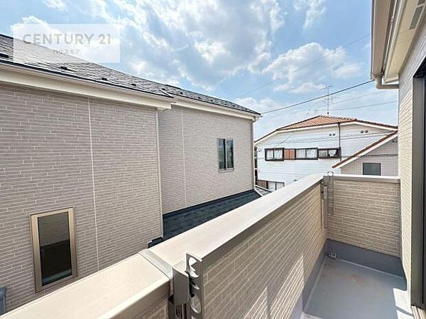 晴れた日には青い空を見渡せる開放的な時間を楽しめます。気持ちの良い風が通り抜ける街並みです！