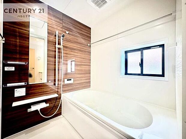 落ち着きある大人の雰囲気のバスルームは、味が出ていてバスタイムが充実！お仕事頑張っているご褒美にお好みの匂いの入浴剤を入れて、楽しんでみてはいかがでしょうか？